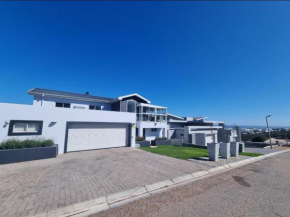 'Tone-in-die-Sand' - Cheerful 4-bedroom home, with indoor & outdoor braai